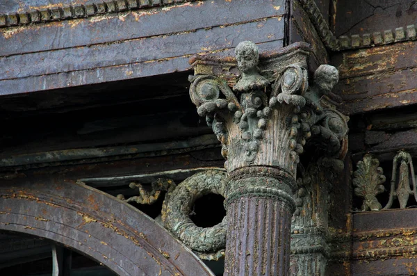被风吹日晒的一座被毁建筑物的雕刻支撑柱 高质量的照片 — 图库照片