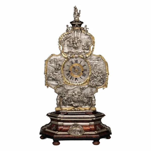 この時計の場合のテクスチャの再生は 最も有名な職人の都市の一つとなったアウクスブルク銀細工ヨハン アンドレアス セロットの指揮官の独創性を特徴とします — ストック写真