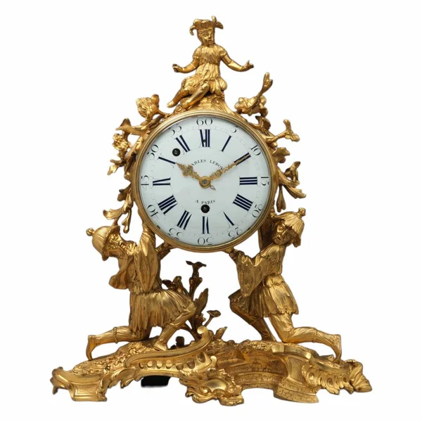非対称のスクロールベースとエキゾチックな人物の使用は 18世紀半ばのフランスで非常にファッショナブルな チノワジーの領域にこの時計を置きます ストック写真