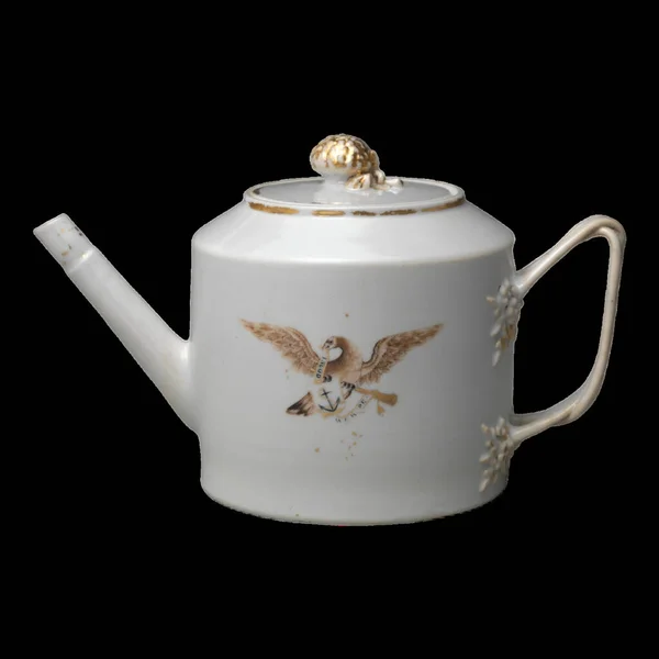 古董古董茶壶 这个茶壶以其不朽的魅力和精湛的工艺证明了过去的艺术风格 孤立的背景 图库图片