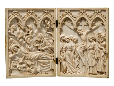 Bu zarif 14. yüzyıl Fransız fildişi diptizi Gotik dini sanatın çarpıcı bir örneğidir. Menteşeli paneller Annunciation ve Crucifixion sahnelerini anlatan karmaşık oymalar sergiliyor..