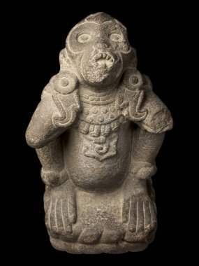 Aztek örümcek maymunu taştan heykeli. Rüzgâr tanrısı kıyafeti giymiş..