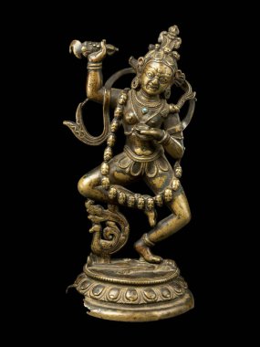 13. yüzyılda Orta Tibet 'ten antik bir Wraith heykeli, güçlü tantrik tanrıçasını dinamik bir duruşla tasvir ediyor..
