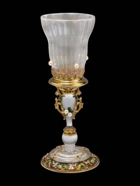Jean-Valentin Morel 'den zarif bir 19. yüzyıl Fransız ayakta kupası. Hassas kristal, karmaşık altın detaylar ve inci aksanları var. İnce işçiliği ve tarihi lüksü temsil eder..