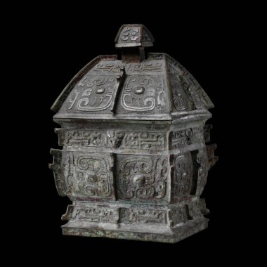 MÖ 10. yüzyılın ortalarında Çin bronz dikdörtgen şarap kutusu fangyi Shang Hanedanlığı 'ndan. Karmaşık taotie maskeleri ve geometrik desenleri var. Eski Çin ayinlerini ve bronz sanatını temsil eder..