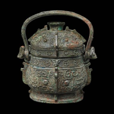MÖ 10.-9. yüzyıldan kalma Çin yapımı bronz şarap kabı. Karmaşık yüzey dekorasyonları ve yıpranmış bir doku. Eski Çin ayinlerini ve bronz döküm sanatlarını temsil eder..