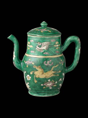 Nadir bulunan yeşil porselen ewer. 1644-83 yılları arasında Qing Hanedanlığı 'nın ilk dönemlerinden kalma. Karmaşık dekoratif motifler içeriyor.. 