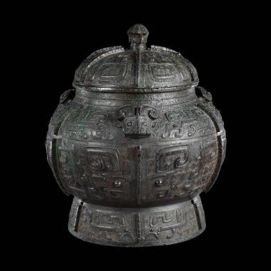 Antik Çin bronz Pou, MÖ 13. yüzyılda Shang Hanedanlığından kalma bir şarap kabı. Karmaşık taotie maskeleri ve geometrik desenleri var. Erken dönem Çin gelenek sanatını ve tarihini temsil ediyor..