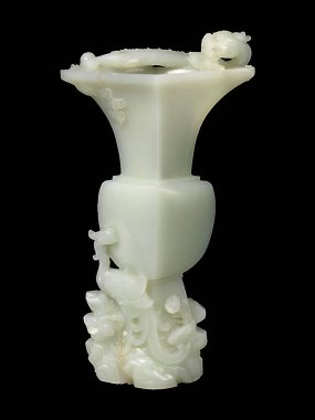 Soluk yeşimden oyulmuş 18.-19. yüzyıl Çin vazosu. İçinde bir ejderha ve Anka kuşu var. Karmaşık detaylar, ahenk ve mutluluğun sembolü..