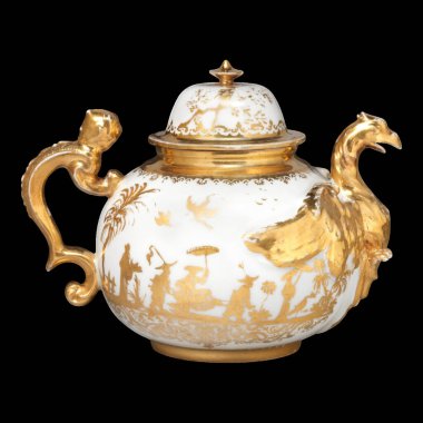 Nefis Meissen porselen çaydanlık. 1715-20 arası, beyaz zemine karşı karmaşık altın rengi Chinoiserie dekorasyonu. 18. yüzyıl lüksü ve sanatsal birleşmesini somutlaştırır..