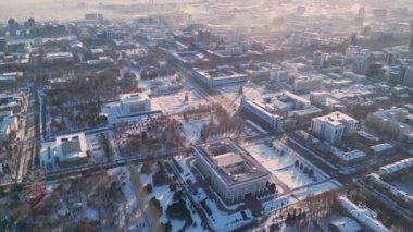Bişkek, Kırgızistan - 5 Ocak 2023: Bişkek kentlerinin havadan görünüşü Ala-Too merkez meydanı. Yüksek kalite 4k görüntü