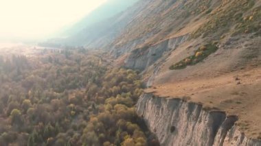 İnsansız hava aracı, Kırgızistan 'ın dağlarında akan kıvrımlı bir nehri olan güzel dağları ele geçirdi.