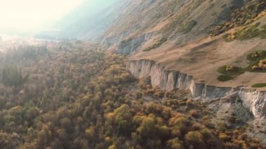 İnsansız hava aracı, Kırgızistan 'ın dağlarında akan kıvrımlı bir nehri olan güzel dağları ele geçirdi.