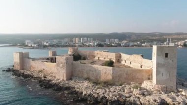 İHA Mersin Türkiye 'den Bakire Kalesi Görünümü Silifke Erdemli Kizkalesi Yüksek kalite 4k görüntü