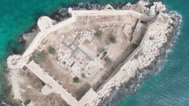 İHA Mersin Türkiye 'den Bakire Kalesi Görünümü Silifke Erdemli Kizkalesi Yüksek kalite 4k görüntü