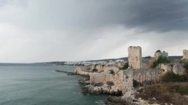 İHA Mersin Türkiye 'den Bakire Kalesi Görünümü Silifke Erdemli Kizkalesi Yüksek kalite 4k görüntü