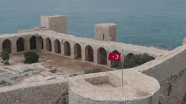 İHA Mersin Türkiye 'den Bakire Kalesi Görünümü Silifke Erdemli Kizkalesi Yüksek kalite 4k görüntü