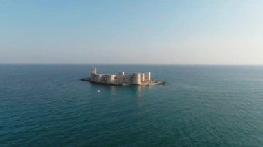 İHA Mersin Türkiye 'den Bakire Kalesi Görünümü Silifke Erdemli Kizkalesi Yüksek kalite 4k görüntü