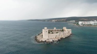 İHA Mersin Türkiye 'den Bakire Kalesi Görünümü Silifke Erdemli Kizkalesi Yüksek kalite 4k görüntü