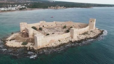 İHA Mersin Türkiye 'den Bakire Kalesi Görünümü Silifke Erdemli Kizkalesi Yüksek kalite 4k görüntü