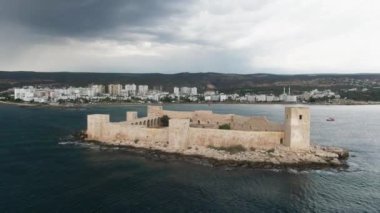 İHA Mersin Türkiye 'den Bakire Kalesi Görünümü Silifke Erdemli Kizkalesi Yüksek kalite 4k görüntü