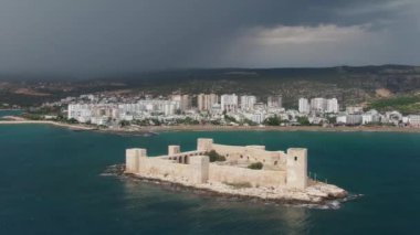 İHA Mersin Türkiye 'den Bakire Kalesi Görünümü Silifke Erdemli Kizkalesi Yüksek kalite 4k görüntü