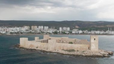 İHA Mersin Türkiye 'den Bakire Kalesi Görünümü Silifke Erdemli Kizkalesi Yüksek kalite 4k görüntü