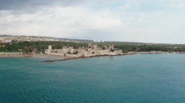 İHA Mersin Türkiye 'den Bakire Kalesi Görünümü Silifke Erdemli Kizkalesi Yüksek kalite 4k görüntü