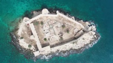 İHA Mersin Türkiye 'den Bakire Kalesi Görünümü Silifke Erdemli Kizkalesi Yüksek kalite 4k görüntü