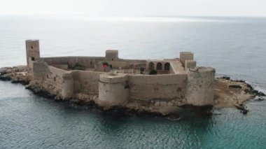 İHA Mersin Türkiye 'den Bakire Kalesi Görünümü Silifke Erdemli Kizkalesi Yüksek kalite 4k görüntü