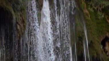 Yerkopru Şelalesi, Mersin ilinin Mut ilçesine bağlı bir şelaledir. Kayıtlı doğal bir anıt. Yüksek kaliteli FullHD görüntüler