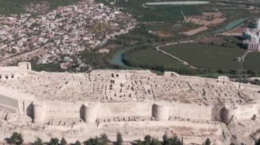 Silifke Kalesi. Tahttan manzara. Türkiye 'nin yüksek manzaraları. Hava fotoğrafçılığı. Yüksek kalite 4K görüntü.