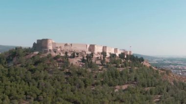 Silifke Kalesi. Tahttan manzara. Türkiye 'nin yüksek manzaraları. Hava fotoğrafçılığı. Yüksek kalite 4K görüntü.