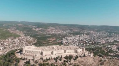Silifke Kalesi. Tahttan manzara. Türkiye 'nin yüksek manzaraları. Hava fotoğrafçılığı. Yüksek kalite 4K görüntü.
