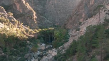Yerkopru şelalesinin manzarası çok güzel, Mersin. Yüksek kalite 4k görüntü