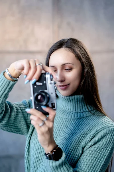 Gyönyörű Fiatal Hipszter Lány Öreg Kamerával Igen Kiváló Minőségű Fénykép — Stock Fotó