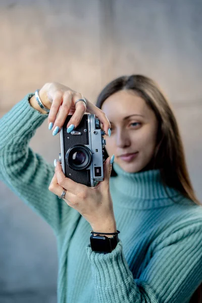 Beautiful Young Hipster Girl Old Camera High Quality Photo — Stock Photo, Image
