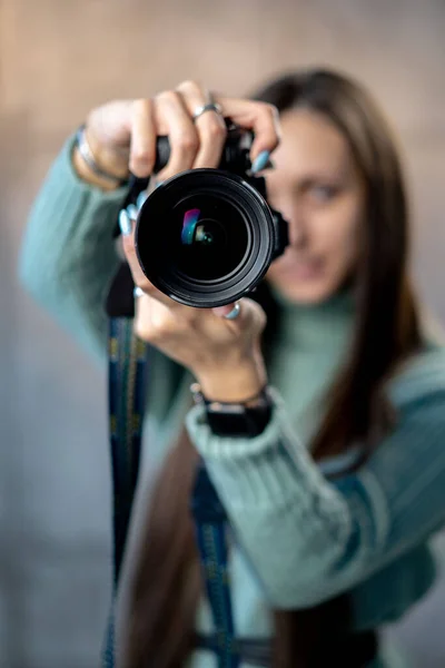 Vacker Ung Flicka Med Fotokamera Högkvalitativt Foto — Stockfoto