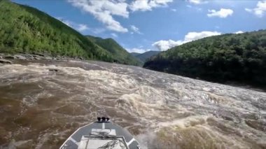 Yavaş çekim videosu, geminin pruvası tarafından güzel dokulu dalgalarla parçalanmış. GoPro 'da. Hızlı nehir. Dağ nehri. Yüksek kaliteli FullHD görüntüleri.