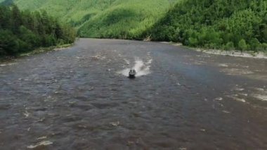 Hızlı bir nehirde balıkçılarla dolu yüksek hızlı bir teknenin üst görüntüsü. Mountain River Yüksek Kaliteli FullHD görüntüleri