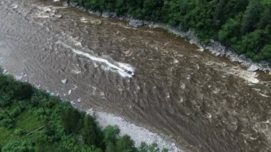 Hızlı bir nehirde balıkçılarla dolu yüksek hızlı bir teknenin üst görüntüsü. Mountain River Yüksek Kaliteli FullHD görüntüleri