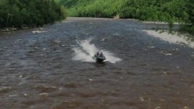 Hızlı bir nehirde balıkçılarla dolu yüksek hızlı bir teknenin üst görüntüsü. Mountain River Yüksek Kaliteli FullHD görüntüleri