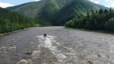 Hızlı bir nehirde balıkçılarla dolu yüksek hızlı bir teknenin üst görüntüsü. Mountain River Yüksek Kaliteli FullHD görüntüleri