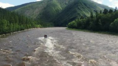 Hızlı bir nehirde balıkçılarla dolu yüksek hızlı bir teknenin üst görüntüsü. Mountain River Yüksek Kaliteli FullHD görüntüleri