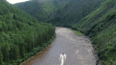 Hızlı bir nehirde balıkçılarla dolu yüksek hızlı bir teknenin üst görüntüsü. Mountain River Yüksek Kaliteli FullHD görüntüleri