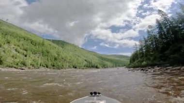  Hızlı hareket eden bir teknenin burnu hızlı bir nehirde yüzüyor. Yüksek kaliteli FullHD görüntüler