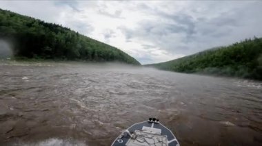  Hızlı hareket eden bir teknenin burnu hızlı bir nehirde yüzüyor. Yüksek kaliteli FullHD görüntüler