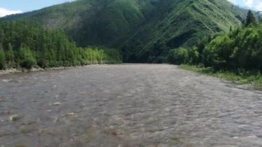 Nehirli bir manzara. Hızlı dağ nehri Neman. Yukarıdan bak. Verkhnebureinsky bölgesi. Rus uzak doğuda. Yüksek kaliteli FullHD görüntüler