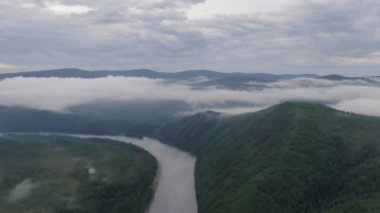 Suyun buharlaşıp tehlikeli bir sis oluşturduğu gölde sisli bir kış sabahı. Yüksek kaliteli FullHD görüntüler