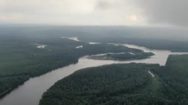 Nehirli bir manzara. Hızlı dağ nehri Neman. Yukarıdan bak. Verkhnebureinsky bölgesi. Rus uzak doğuda. Yüksek kaliteli FullHD görüntüler